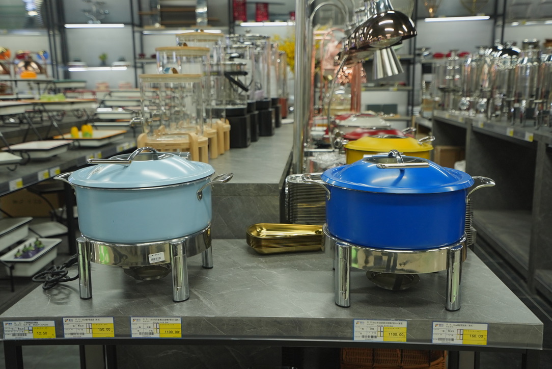 Blue and grey chafing dishes