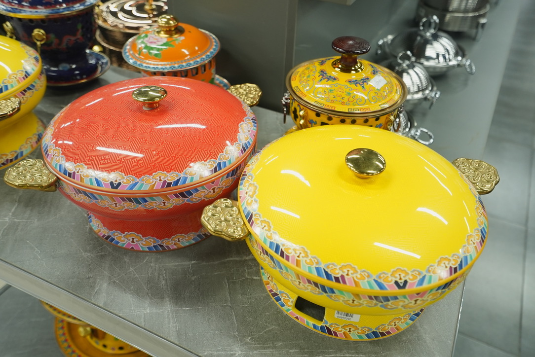 Luxury patterned chafing dishes
